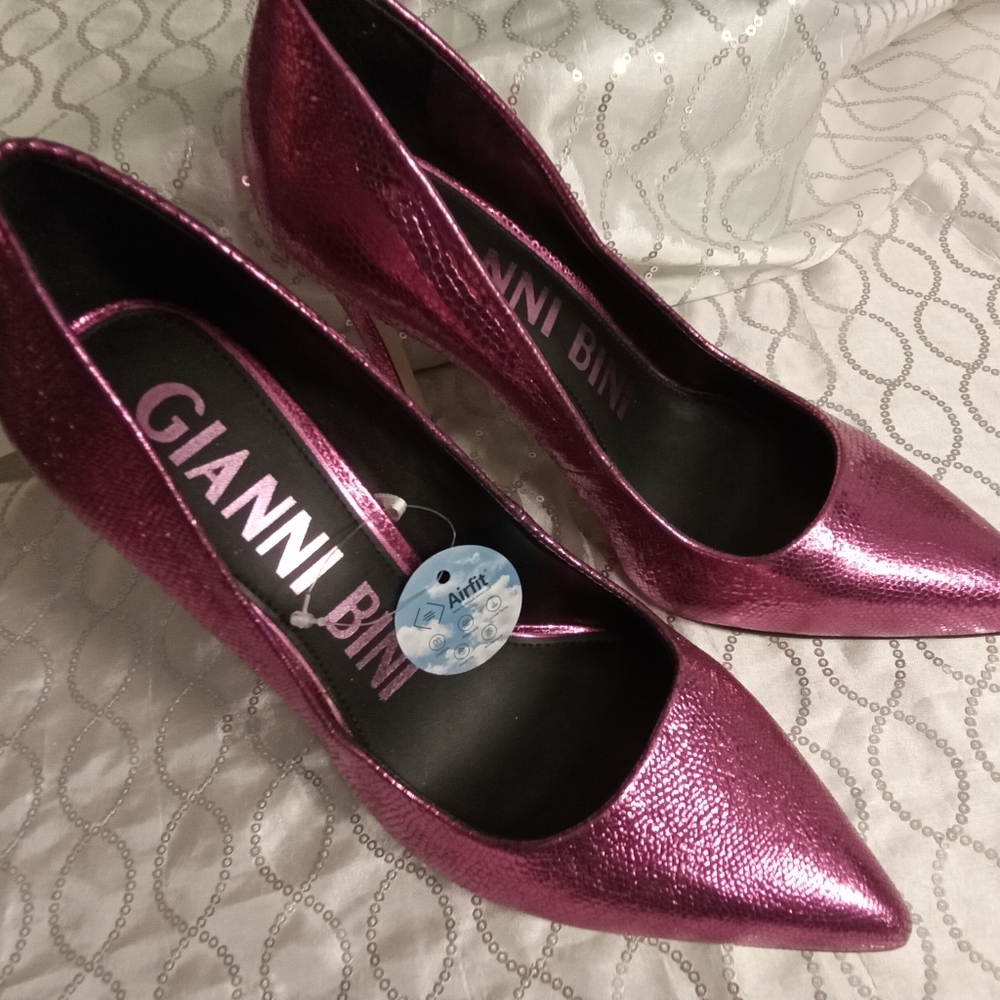 ⭐️ NWT Gianni Bini Beautiful  metallic Fuschia heels